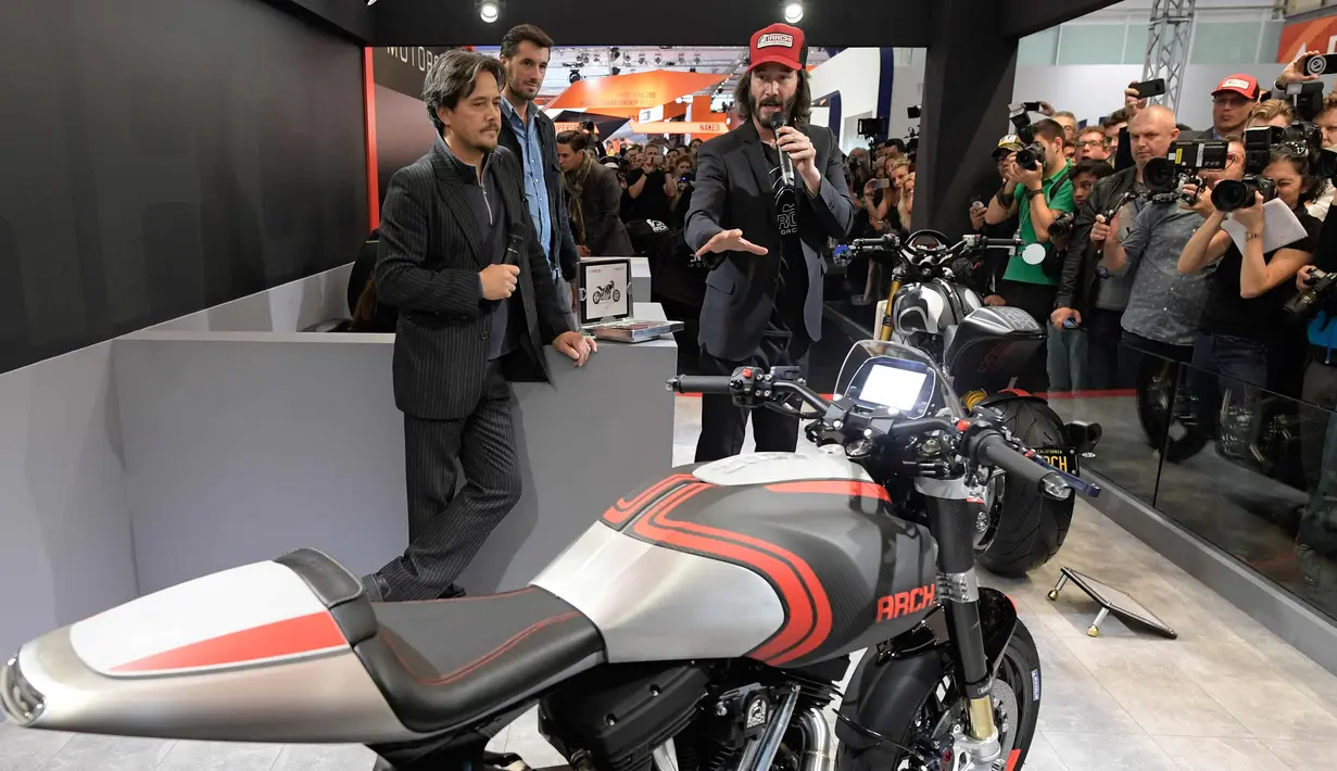 Aktor Keanu Reeves dan produser AS Gard Hollinger menjelaskan tentang motor baru Arch 1s selama pameran Moto Milano 2017 (EICMA l'Esposizione Internationale del Ciclo e Motociclo) di Milan, Italia, (8/11). (AFP Photo/Miguel Medina)