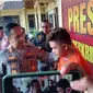 Kapolresta Pekanbaru Kombes Jefri berbincang dengan perampok bersenpi di BRI Link. (Liputan6.com/M Syukur)