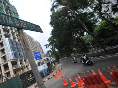 Kendaraan melintas di Jalan Setiabudi Tengah, Jakarta, Minggu (16/6/2019). Dinas Perhubungan DKI Jakarta akan menutup Jalan Setiabudi Tengah guna memperlancar pembangunan jalur kereta ringan Light Rail Transit (LRT) mulai 17 Juni 2019 hingga 30 September 2020. (merdeka.com/Iqbal S. Nugroho)