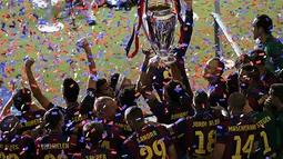 Pemain Barcelona mengangkat trofi Liga Champions usai mengalahkan Juventus di final. (REUTERS/Fabrizio Bensch