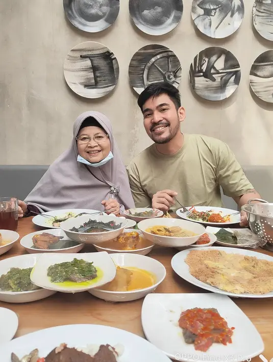 Banyak cara menyenangkan orangtua. Hal itu juga dilakukan pria kelahiran Lampung, 25 Juli 1986 ini dengan mengajak Opung menikmati makanan di sebuah restoran. (Foto: Instagram/@robbypurba)
