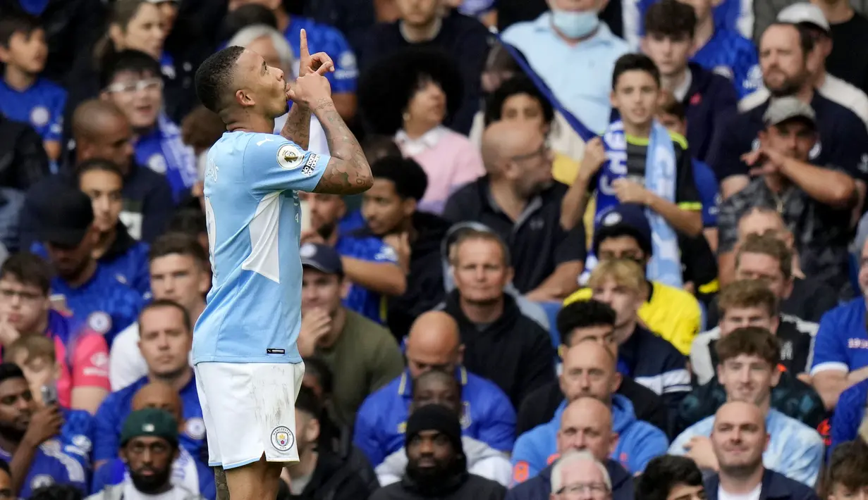 Manchester City berhasil membawa pulang poin penuh kala bertandang ke markas Chelsea pada laga pekan keenam Liga Inggris 2021/2022, Sabtu (25/9/2021). (AP/Alastair Grant)
