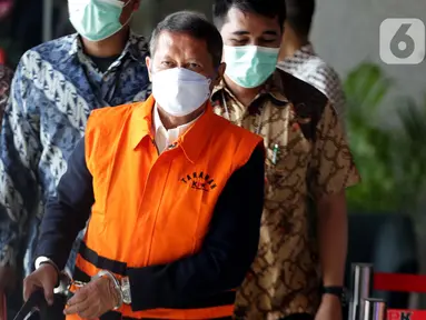 Mantan Dirut PT Pelindo II (Persero) Richard Joost Lino mengenakan rompi tahanan usai diperiksa di gedung KPK, Jakarta, Jumat (26/3/2021). RJ Lino ditetapkan sebagai tersangka pada Desember 2015 lalu dalam dugaan korupsi pengadaan tiga unit Quay Container Crane. (Liputan6.com/Helmi Fithriansyah)