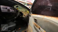 Kondisi interior mobil yang terendam banjir di basement pertokoan di Jalan Kemang Raya, Minggu (28/8). Sejumlah kendaraan terendam air di kawasan Kemang pasca hujan deras di Jakarta, Sabtu (27/8). (Liputan6.com/Helmi Fithriansyah)