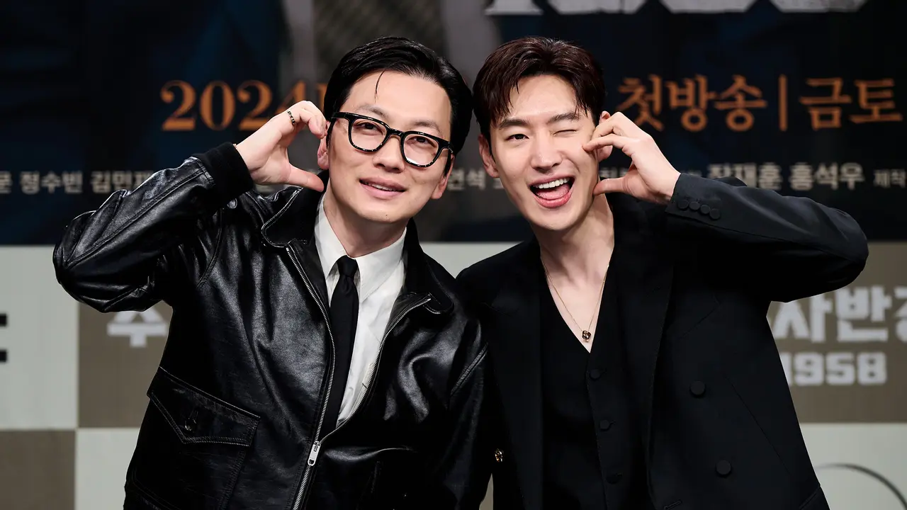 Lee Dong Hwi dan Lee Je Hoon di konferensi pers "Chief Detective 1958", Rabu (18/4/2024). [Foto: Disney+ Hotstar]