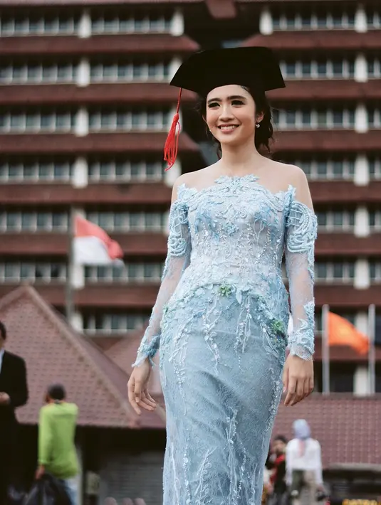 "Mau (S2), tapi kalau ditanya untuk sekarang ini belum dulu sih. Aku lebih fokus ke karier dulu kali ya. Kan kemarin baru selesai 3,5 tahun, lumayan melelahkan. Kuliah sambil kerja,” ungkap Febby Rastanty. (Instagram/febbyrastanty)