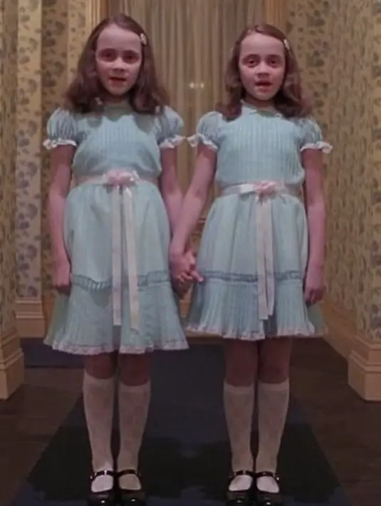 Nggak tanggung-tanggung, pelantun lagu “Badai Telah Berlalu” itu tampil totalitas mengenakan kostum hantu anak kecil kembar yang ada di film The Shining tahun 1980.  [@bclsinclair]