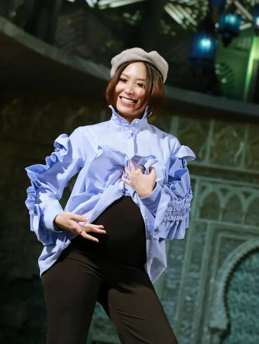 Meski kini tengah hamil besar, Ayu Dewi tetap enerjik saat memperagakan busana karya terbaru koleksinya hasil kerjasama dengan Luna Habit. Berjalan berlenggak-lenggok di atas catwalk. (Adrian Putra/Bintang.com)