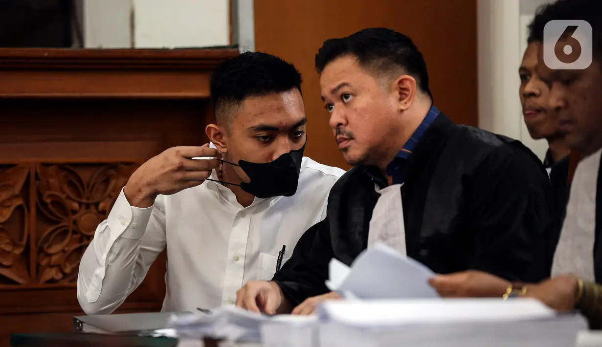 Diketahui, penampilan Mario Dandy di persidangan beberapa kali ditegur JPU lantaran mengenakan batik dan pakaian serba hitam. (Liputan6.com/Johan Tallo)