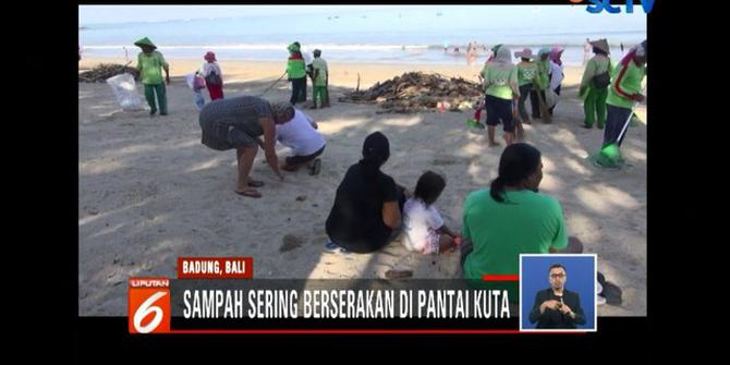 Warga dan Wisatawan Asing Bersih-bersih Pantai Kuta Bali
