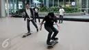 Skater menunjukan keahlian mereka bermain papan skate di One Belpark, Fatmawati, Jakarta Selatan, Minggu (29/10). One Belpark hadirkan kegiatan skate coaching clinic dan virtual racing oleh pembalab mobil nasional. (Liputan6.com/Yoppy Renato)
