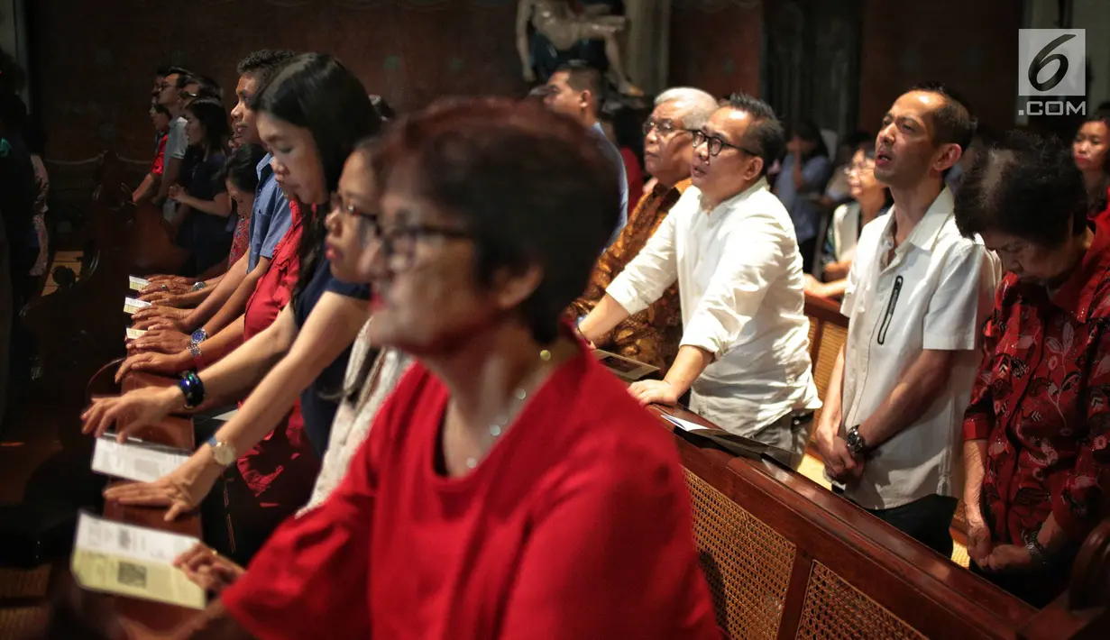Umat Katolik berdoa saat melaksanakan misa Natal di Gereja Katedral, Jakarta, Selasa (25/12). Natal tahun 2018 di Gereja Katedral Jakarta diselenggarakan dengan mengusung tema Yesus Kristus Hikmat Bagi Kita. (Liputan6.com/Faizal Fanani)