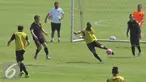 Gelandang AS Roma, Seydou Keita (tengah) berusaha menendang bola saat sesi latihan di Gelora Bung Karno (GBK), Jakarta, Sabtu (25/7/15). Tim berjuluk Giallorossi akan menggelar pertandingan intern antara skuadnya. (Liputan6.com/Herman Zakharia)