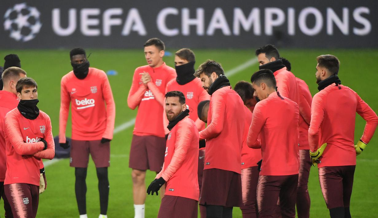 Bintang Barcelona, Lionel Messi bersama rekan setim menjalani latihan ringan jelang digelarnya laga lanjutan Grup B Liga Champions kontra PSV Eindhoven, Rabu (28/11). Dalam laga kali ini Luis Suarez diragukan tampil karena cedera. (AFP/Emmanuel Dunand)