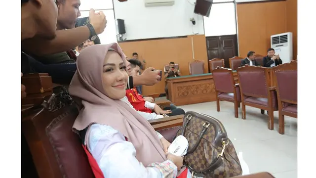 Menangis Terus Karena Rindu, Ini 6 Momen Mesra Rey Utami Bareng Anak