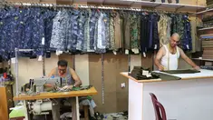 Penjahit Irak menyelesaikan pembuatan seragam militer di Baghdad (13/9). Perang yang berlangsung di Irak membuat para penjahit pakaian biasa kebanjiran orderan membuat seragam militer dan aksesorisnya. (AFP Photo/Sabah Arar)