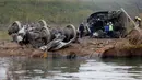 Petugas penyelamat saat mencari korban - korban kereta yang jatuh di sungai dekat Strasbourg, Perancis, Sabtu (14/11/2015). Kereta itu membawa 49 teknisi kereta api. (REUTERS/Vincent Kessler)