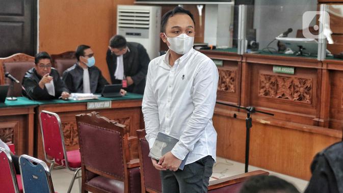 Terdakwa kasus pembunuhan Brigadir Nopriansyah Yosua Hutabarat atau Brigadir J, Ricky Rizal bersiap menjalani sidang lanjutan dengan agenda mendengarkan keterangan saksi di Pengadilan Negeri Jakarta Selatan, Rabu (2/11/2022). Majelis Hakim yang menangani perkara terdakwa pembunuhan berencana Brigadir J, Bripka Ricky Rizal dan Kuat Ma'ruf menggabungkan proses persidangan keduanya. (Liputan6.com/Angga Yuniar)