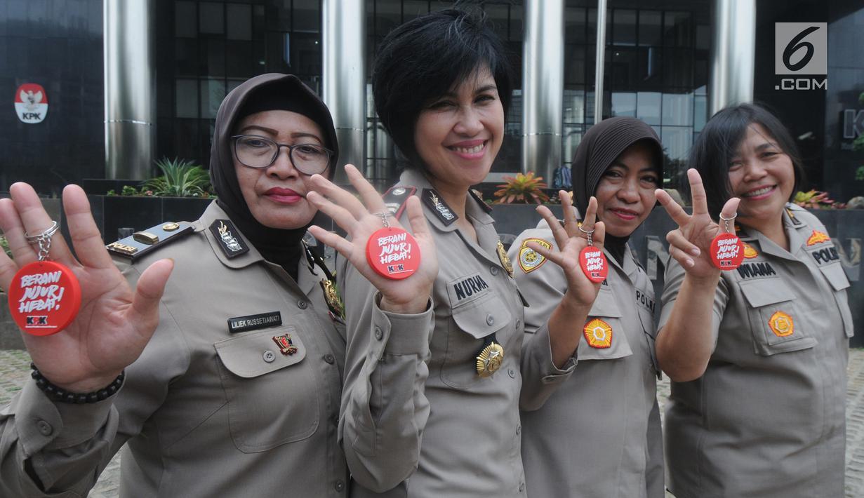 Sejumlah polisi wanita (polwan) menunjukkan pin antikorupsi di depan Gedung KPK, Jakarta, Kamis (29/8/2019). Jelang HUT ke-71 Polwan RI, sejumlah polisi wanita menggelar pertemuan dengan Wakil Ketua KPK Irjen Pol (Purn) Basaria Panjaitan. (Merdeka.com/Dwi Narwoko)