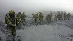 Anggota Pasukan Bela Diri Jepang melakukan operasi penyelamatan korban erupsi Gunung Ontake, (7/10/2014). (Joint Staff of the Defence Ministry of Japan/Handout via Reuters)