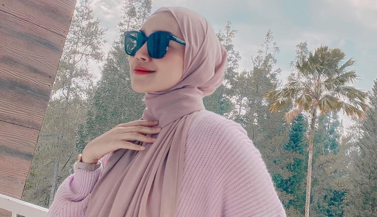 Kerap tampil modis, gaya Melody Prima sering menjadi  inspirasi para wanita. Untuk menambah gaya busananya, ibu satu anak ini kerap menggunakan kacamata hitam.(Liputan6.com/IG/@melodyprima)