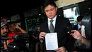 Andreas Nahot Silitonga selaku kuasa hukum, memberikan keterangan kepada wartawan terkait pangilan mantan Menteri Agama Suryadharma Ali (SDA) di depan Gedung KPK, Jakarta, Rabu (4/2/2015). (Liputan6.com/Faisal R Syam)