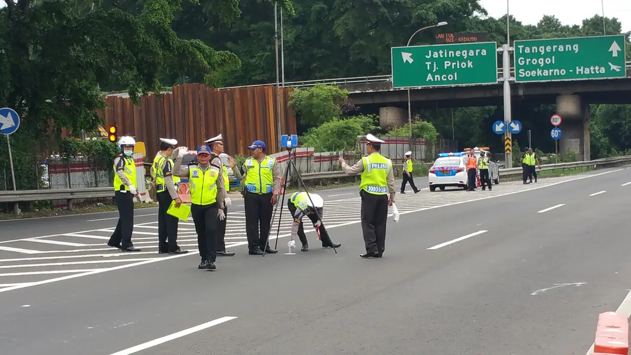 Olah TKP Kecelakaan di Tol Cawang