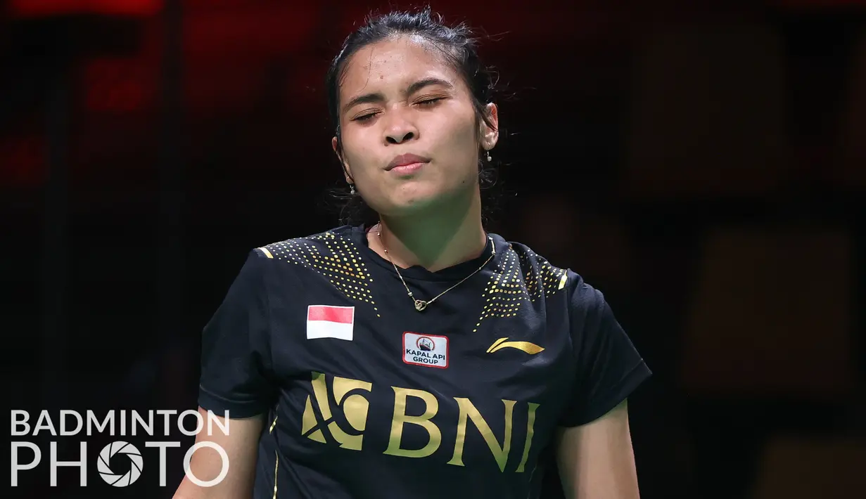 Memasuki gim kedua, Gregoria mulai kesulitan mengimbangi permaianan, sehingga harus tertinggal di interval kedua dan berakhir dengan kekalahan 10-21. Thalind terus menampilkan permainan apiknya dan mampu menutup gim ketiga dengan skor 21-10. Indonesia tertinggal 0-1. (Badminton Photo/Yves Lacroix)
