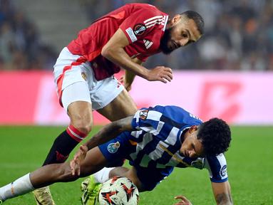 Bek Manchester United, Noussair Mazraoui (atas) berebut bola dengan pemain FC Porto, Wenderson Galeno berebut bola saat laga matchday 2 League Phase Liga Europa 2024/2025 di Estadio do Dragao, Porto, Kamis 3 Oktober 2024 atau Jumat (4/10/2024) dini hari WIB. (MIGUEL RIOPA/AFP)