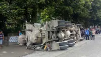 Kecelakaan truk molen timpa angkot di Bogor, Selasa (17/2/2018). (Liputan6.com/Achmad Sudarno)