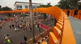 Warga beraktivitas di sekitar Jembatan Penyeberangan Orang (JPO) di Jalan Tegar Beriman, Cibinong, Kabupaten Bogor, Jawa Barat, Minggu (14/6/2026). (Kapanlagi.com/Budy Santoso)