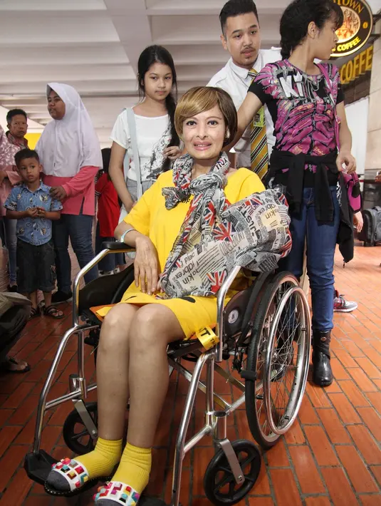 Yana Zein, meninggal dunia pada Kamis (1/6/2017) pukul 01.05 WIB di RS Mayapada, Jakarta Selatan. Setelah itu, Jenazah disemayamkan di Rumah Duka RS Fatmawati. (Adrian Putra/Bintang.com)