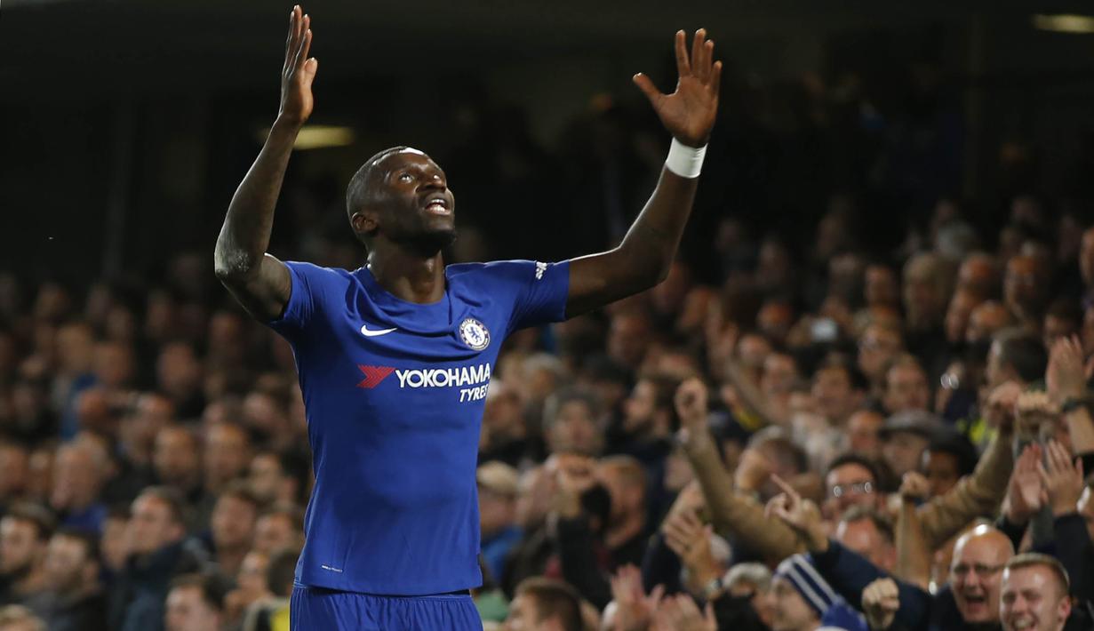 Bek Chelsea, Antonio Rudiger, merayakan gol yang dicetaknya ke gawang Everton pada laga Piala Liga di Stadion Stamford Bridge, London, Rabu (25/10/2017). Chelsea menang 2-1 atas Everton. (AP/Alastair Grant)
