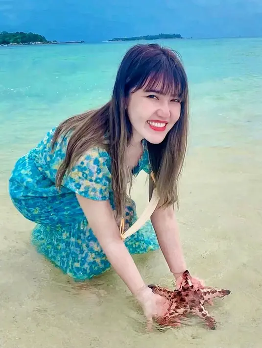 Terkait hubungannya dengan Chevra Yolandi, Via Vallen pun meminta doa dari publik. "Doain aja ya. Aduh ya Allah, aamiin," tutup Via Vallen. (Instagram/viavallen)