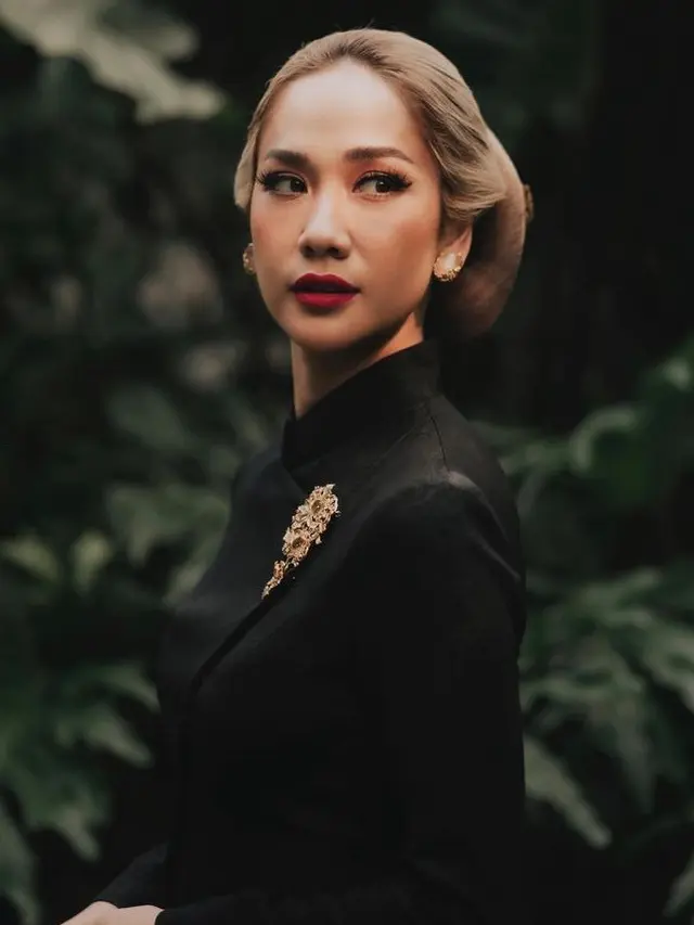 Sanggul Klasik Bunga Citra Lestari Menarik dengan Warna Rambut Blonde. [@itsmebcl]