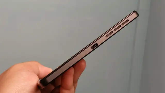 Hands-on (Bawah) Lenovo Legion Tab (Eclipse Black) saat acara pengenalan di Jakarta.
