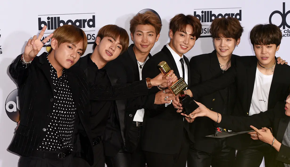 Ia merasa lagu tersebut menyembuhkannya. "Tanpa sadar, lagu itu tertancap di kepalaku. Perasaanku aneh, seperti perasaanku sudah dituliskan jadi lirik lagu," ujarnya. (foto: time.com)