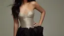 Di potret ini, ia nampak kenakan cocktail dress dengan detail korset dan rok balon hitam. Dipadu dengan rok sheer yang memperlihatkan kaki jejangnya [@bubahalfian]