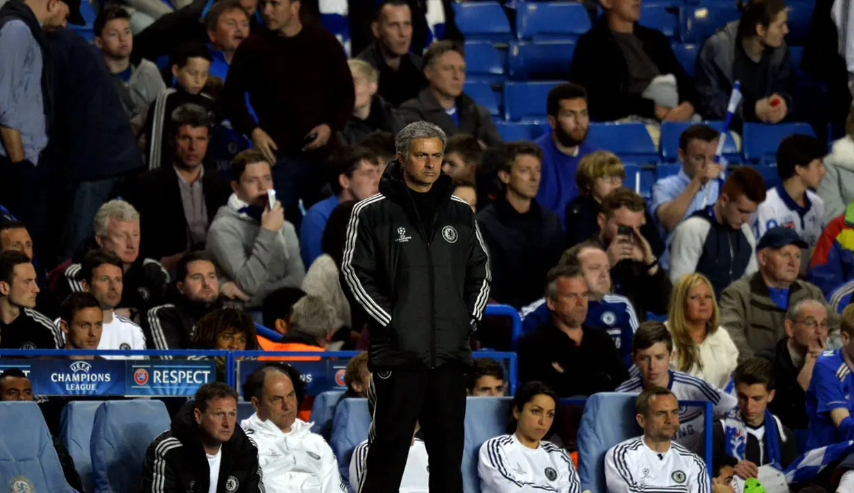 Pelatih Chelsea, Jose Mourinho menatap permainan timnya saat berlaga melawan Atletico Madrid di laga kedua semifinal Liga Champions di Stamford Bridge, London (1/5/2014). (REUTERS/Toby Melville)