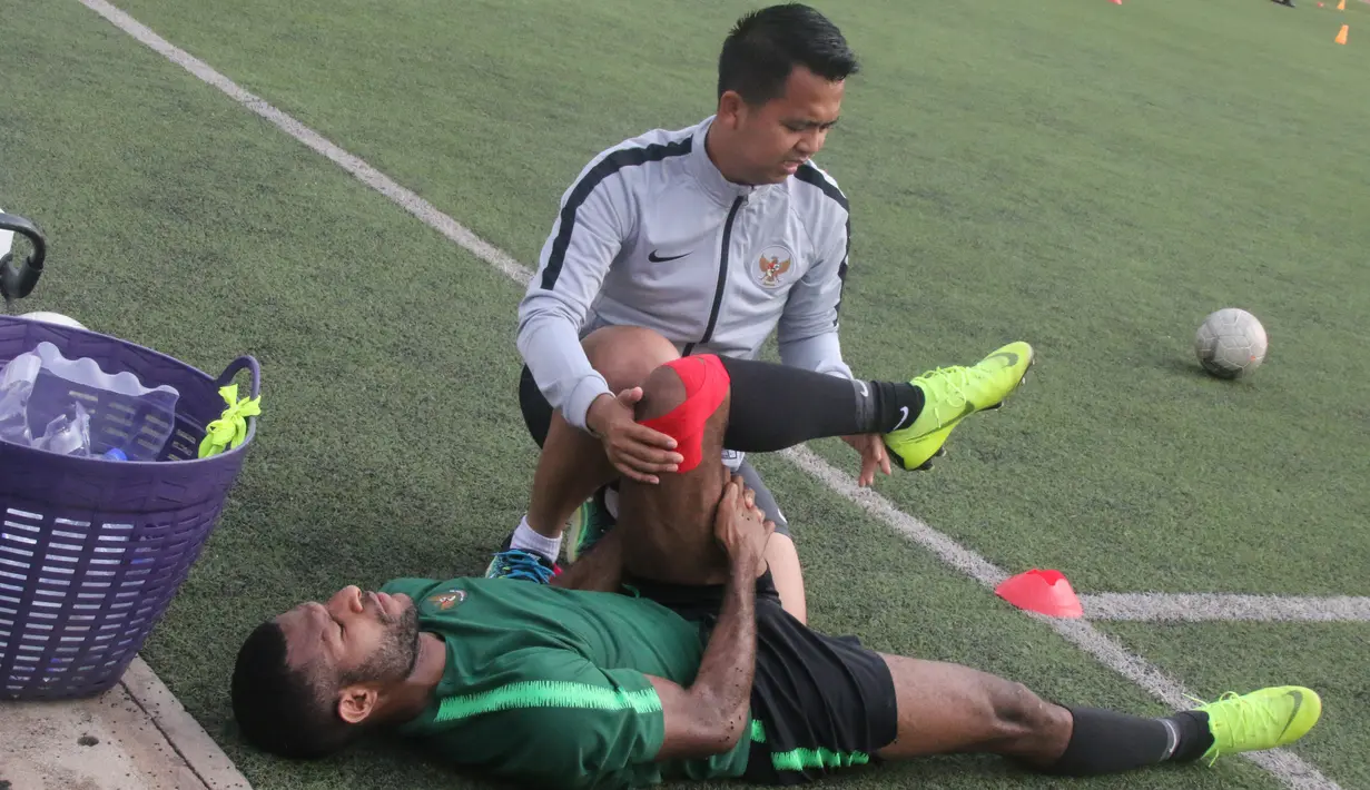 Pemain Timnas Indonesia U-22, Marinus Wanewar, saat latihan jelang laga final Piala AFF U-22 2019 di Olympic Stadium, Phnom Penh, Kamboja, Senin (25/2/2019). Indonesia akan melawan Thailand. (Bola.com/Zulfirdaus Harahap)