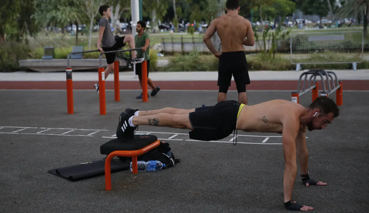 Orang-orang mengikuti latihan fisik luar ruangan di sebuah taman di Kota Tel Aviv, Israel tengah, pada 12 November 2020. Pusat-pusat kebugaran di Tel Aviv ditutup sejak pertengahan September guna memerangi penyebaran coronavirus baru (COVID-19). (Xinhua/Gil Cohen Magen)