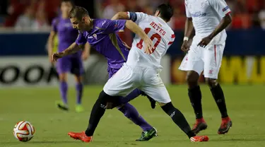 Duel panas terjadi di leg pertama semifinal Europa League antara Sevilla dengan Fiorentina di Stadion Ramon Sanchez , Spanyol, Kamis (7/5/2015). Sevilla menang 3-0 atas Fiorentina. (REUTERS/Marcelo del Pozo)