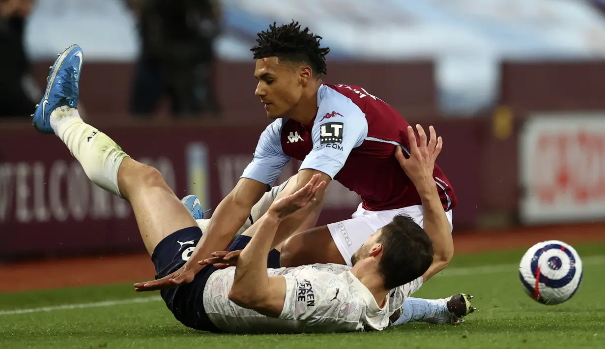 Pemain Manchester City Ruben Dias (bawah) menangani pemain Aston Villa Ollie Watkins pada pertandingan Liga Inggris di Villa Park Stadium, Birmingham, Inggris, Rabu (21/4/2021). Manchester City menang 2-1. (Michael Steele/Pool via AP)