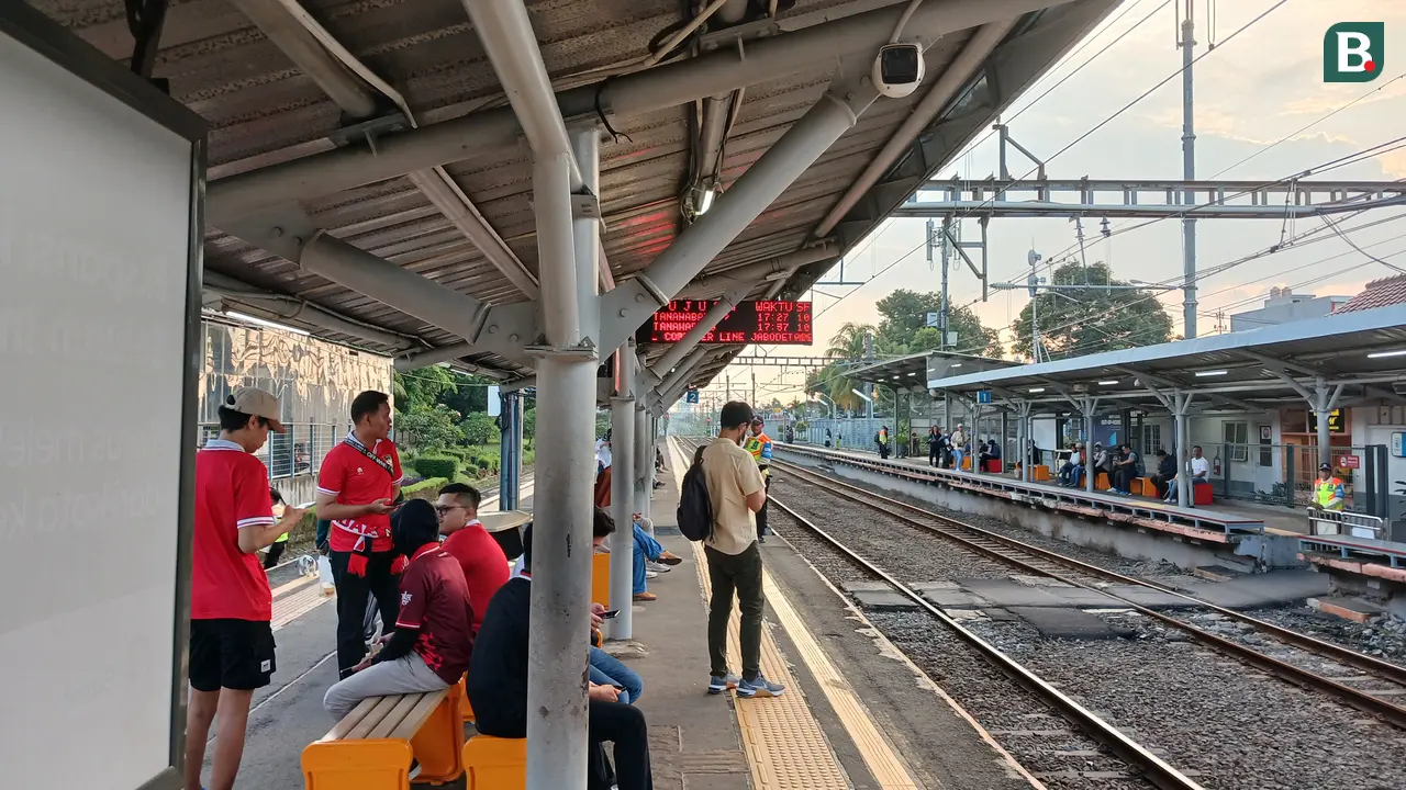Suporter Timnas Indonesia di Stasiun Sudimara