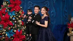 Audi Marissa dan keluarga jalani pemotretan bareng FD Photography. Meski konsep pemotretannya simpel, namun kebahagiaan dan sukacita Natal tetap terasa, apalagi dengan adanya pohon Natal. Jika Audi Marissa pindah agama setelah menikah dengan Anthony Xie, Natal tahun 2023 tentunya jadi Natal keempat yang dirayakan oleh bintang sinetron Dia Bukan Manusia ini. (Liputan6.com/IG/@audimarissa)