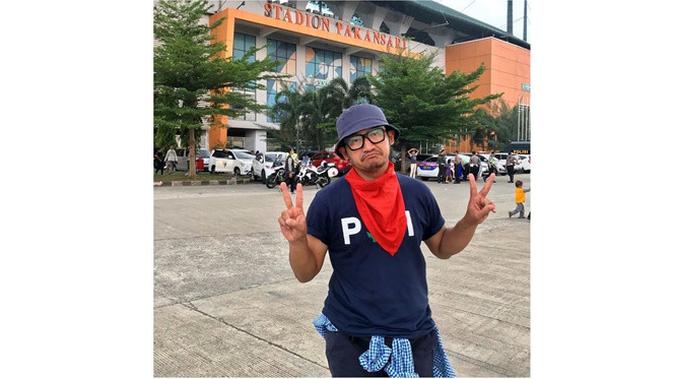 6 Gaya Isa Bajaj Mendukung Persebaya, Bukti Fans Fanatik (sumber: Instagram.com/isa_bajaj)
