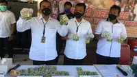 Polisi menangkap bandar narkoba di Tangerang yang mengedarkan ekstasi bertuliskan obat Covid-19. (Liputan6.com/Pramita Tristiawati)