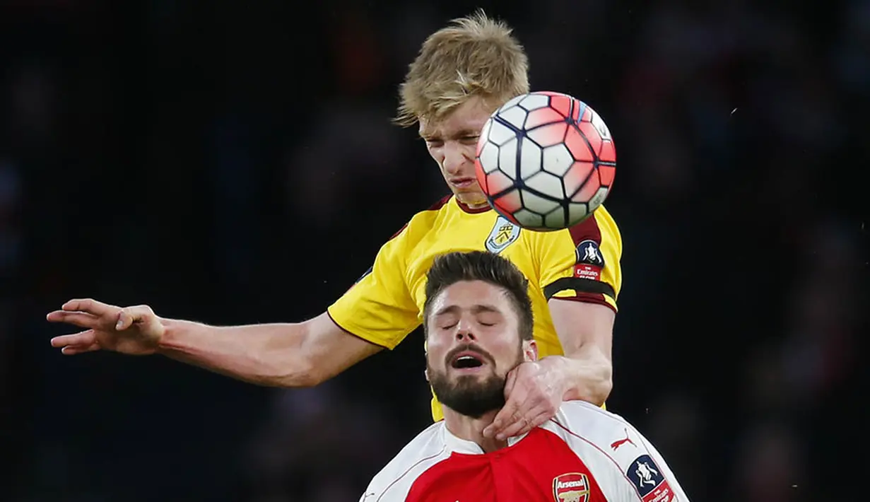 Striker Arsenal, Olivier Giroud, duel udara dengan pemain Burnley, Ben Mee. Gol tunggal Burnley terjadi pada menit ke-30 melalui gol Sam Vokes. (Reuters/Eddie Keogh)