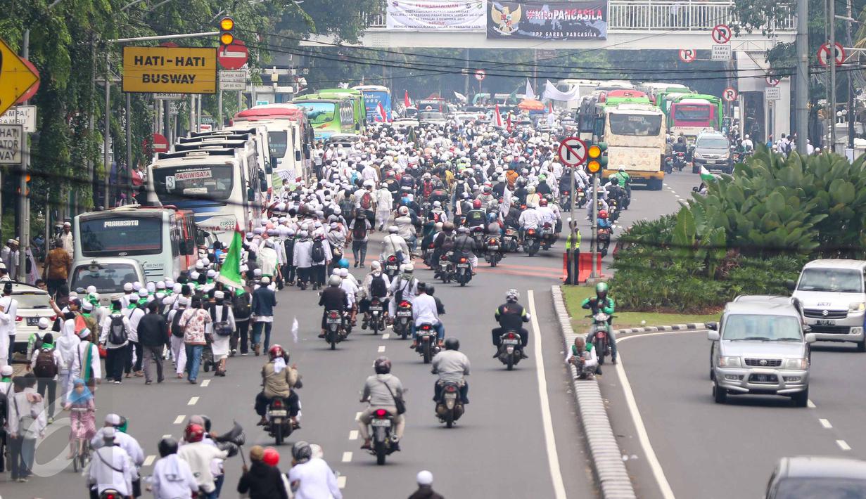 Demonstran mulai bergerak menuju Masjid Istiqlal, Jakarta Pusat, Jumat (4/11). Usai menunaikan salat Jumat, mereka akan melakukan unjuk rasa terkait dugaan penistaan agama yang dilakukan Basuki Tjahaja Purnama (Ahok). (Liputan6.com/Faizal Fanani)