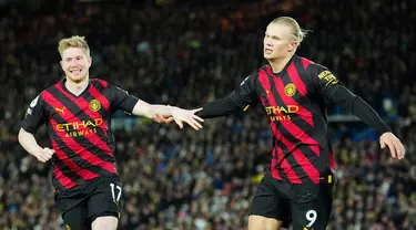 Pemain Manchester City Erling Haaland (kanan) merayakan dengan rekan setimnya Kevin De Bruyne setelah mencetak gol ke gawang Leeds United pada pertandingan sepak bola Liga Inggris di Stadion Elland Road, Leeds, Inggris, 28 Desember 2022. Manchester City mengalahkan Leeds United dengan skor 3-1. (AP Photo/Jon Super)